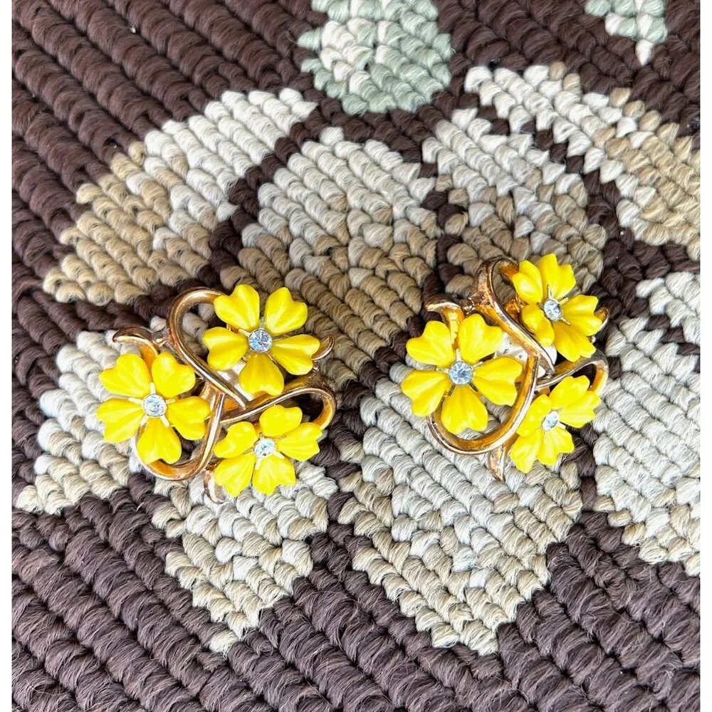 Trifari Yellow Floral Clip-On Earrings With Rhinestones Vintage 1950s - Picture 4 of 9